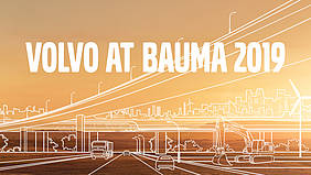 Ein orangener Hintergrund mit einer weiß aufgezeichneten Straße, Autos, einer Brücke, einer Skyline und der Aufschrift Volvo at Bauma 2019.
