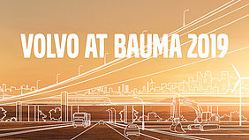 Ein orangener Hintergrund mit einer weiß aufgezeichneten Straße, Autos, einer Brücke, einer Skyline und der Aufschrift Volvo at Bauma 2019.